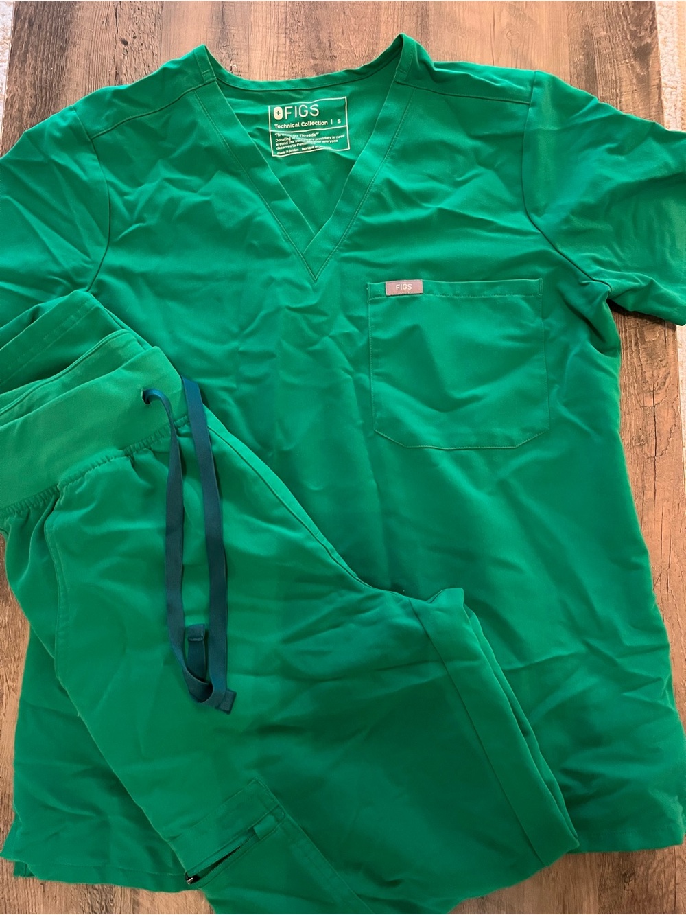 Figs Womens Emerald Green V-Neck Scrub Set